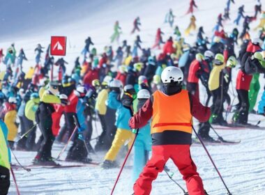 Bezpieczeństwo na stoku: Zasady jazdy w tłumie narciarzy