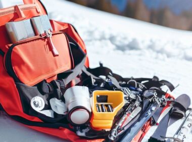 Wyposażenie awaryjne na stoku narciarskim: Co powinno znaleźć się w plecaku?