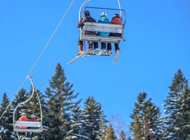 ski lift, skis, skiers